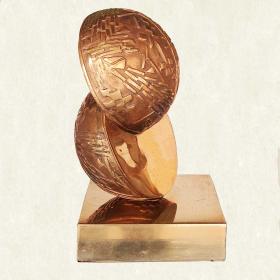 Angelo Rinalidi, l altra meta del mondo, doppia scultura in bronzo dorato con elementi in rilievo, base quadra in bronzo, h cm.33, anno 2000 
