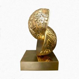 Angelo Rinalidi, l altra meta del mondo, doppia scultura in bronzo dorato con elementi in rilievo, base quadra in bronzo, h cm.33, anno 2000 