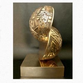 Angelo Rinalidi, l altra meta del mondo, doppia scultura in bronzo dorato con elementi in rilievo, base quadra in bronzo, h cm.33, anno 2000 