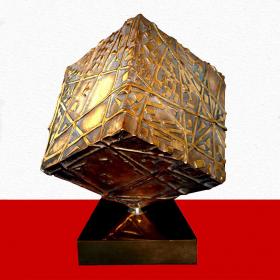 Angelo Rinaldi, Mark, scultura cubica in bronzo dorato con elementi in rilievo,cubo rotante su base, cubo h.cm.21x21, anno 1999