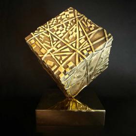 Angelo Rinaldi, Mark, scultura cubica in bronzo dorato con elementi in rilievo,cubo rotante su base, cubo h.cm.21x21, anno 1999