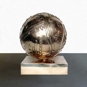 Angelo Rinaldi, Pianeta, scultura bronzo dorato, rotante su base in bronzo, diametro cm.18, anno 1999