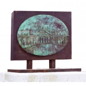 Angelo Rinaldi,Villa Pisani e le attivita produttive di Stra, scultura a due facciate in bronzo patinato, su basamento in cemento, collacata nella piazza  centrale del Comune di Stra,Venezia
