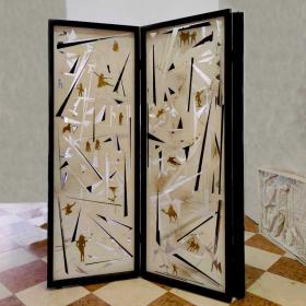 Angelo Rinaldi  "Scene di Vita" paravento a tre Ante, composto da tre dipinti  su metracrilato trapsarente, dipinto averni e foglia oro, dimensione pannello h.cm. 173 x54x6, Dimensione dipinto h.cm. 168x48, anno, unico esemplare