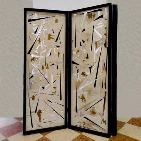 Angelo Rinaldi  "Scene di Vita" paravento a tre Ante, composto da tre dipinti  su metracrilato trapsarente, dipinto averni e foglia oro, dimensione pannello h.cm. 173 x54x6, Dimensione dipinto h.cm. 168x48, anno, unico esemplare