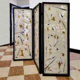 Angelo Rinaldi  "Scene di Vita" paravento a tre Ante, composto da tre dipinti  su metracrilato trapsarente, dipinto averni e foglia oro, dimensione pannello h.cm. 173 x54x6, Dimensione dipinto h.cm. 168x48, anno, unico esemplare