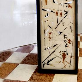 Angelo Rinaldi  "Scene di Vita" paravento a tre Ante, composto da tre dipinti  su metracrilato trapsarente, dipinto averni e foglia oro, dimensione pannello h.cm. 173 x54x6, Dimensione dipinto h.cm. 168x48, anno, unico esemplare