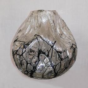 Angelo Rinaldi, Liane, Vaso Scultura  in vetro soffiato irregolare, pasta nera a filamenti irregolari intrecciati su tutta la superficie iridata, h.cm. 20 x2, firmata, 1964