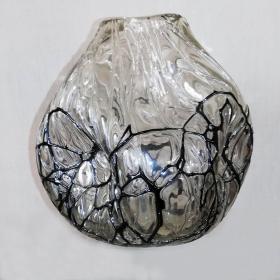 Angelo Rinaldi, Liane, Vaso Scultura  in vetro soffiato irregolare, pasta nera a filamenti irregolari intrecciati su tutta la superficie iridata, h.cm. 20 x2, firmata, 1964