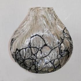 Angelo Rinaldi, Liane, Vaso Scultura  in vetro soffiato irregolare, pasta nera a filamenti irregolari intrecciati su tutta la superficie iridata, h.cm. 20 x2, firmata, 1964
