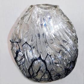 Angelo Rinaldi, Liane, Vaso Scultura  in vetro soffiato irregolare, pasta nera a filamenti irregolari intrecciati su tutta la superficie iridata, h.cm. 20 x2, firmata, 1964