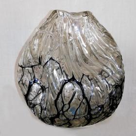 Angelo Rinaldi, Liane, Vaso Scultura  in vetro soffiato irregolare, pasta nera a filamenti irregolari intrecciati su tutta la superficie iridata, h.cm. 20 x2, firmata, 1964