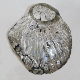 Angelo Rinaldi, Liane, Vaso Scultura  in vetro soffiato irregolare, pasta nera a filamenti irregolari intrecciati su tutta la superficie iridata, h.cm. 20 x2, firmata, 1964