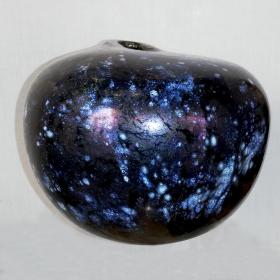 Angelo Rinaldi, Siria, Vaso scultura a forma sferica irregolare in vetro soffiato su colore neroframmenti in lattimo sparsi su tutua la superficie  con successiva iridazione, h.cm.20 x24, firma incisa, 1999
