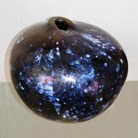 Angelo Rinaldi, Siria, Vaso scultura a forma sferica irregolare in vetro soffiato su colore neroframmenti in lattimo sparsi su tutua la superficie  con successiva iridazione, h.cm.20 x24, firma incisa, 1999