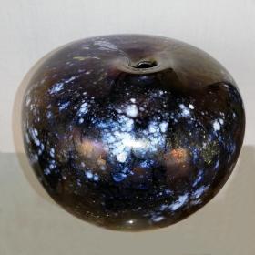 Angelo Rinaldi, Siria, Vaso scultura a forma sferica irregolare in vetro soffiato su colore neroframmenti in lattimo sparsi su tutua la superficie  con successiva iridazione, h.cm.20 x24, firma incisa, 1999