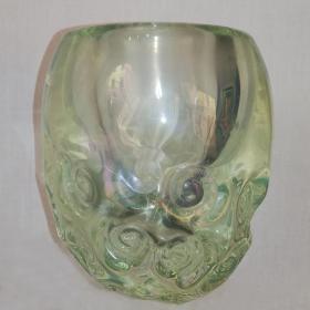 Angelo Rinaldi, Vaso scultura in vetro massello trasparete iridato sulla superfice a forma conica  irregolare  impressi sulla superficie vi sono spirali e siluette di pesci , h.cm.20 x17, firma a graffio, 1991