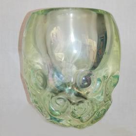 Angelo Rinaldi, Vaso scultura in vetro massello trasparete iridato sulla superfice a forma conica  irregolare  impressi sulla superficie vi sono spirali e siluette di pesci , h.cm.20 x17, firma a graffio, 1991