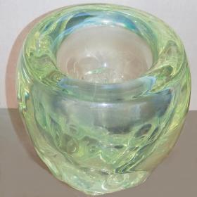 Angelo Rinaldi, Vaso scultura in vetro massello trasparete iridato sulla superfice a forma conica  irregolare  impressi sulla superficie vi sono spirali e siluette di pesci , h.cm.20 x17, firma a graffio, 1991