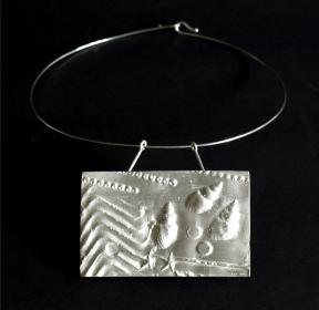  Angelo Rinaldi, Arte da indossare, scultura in vetro quadrato scolpito e incorniciato in argento, con girocollo in argento, dimensione cm.6,5x4,datato 2010