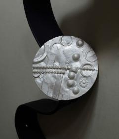  Angelo Rinaldi, Arte da indossare AR 3, scultura circolare in argento a fusione, a fibia in argento,unico esemplare,datato 2010