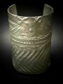  Angelo Rinaldi, Arte da indossare, scultura a bracciale da schiava  in argento,  dimensioni cm.8x15.5,datato 2010, esemplare unico