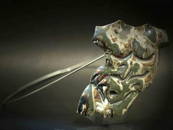  Angelo Rinaldi, Arte da indossare, Adamo, argento sbalzato , dorato, h cm. 8, collare argento presente all' evento, Le Piume del Pavone 