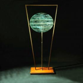  Angelo Rinaldi, Cometa,serie dei Gong,scultura in cristrallo scolpito,  ovale  cm.65x79, con struttura in acciaio patinato, dimensioni totali, h. cm. 237  anno1996