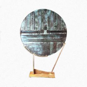  Angelo Rinaldi, Piccolo Gong, Astratto, scultura in cristrallo scolpito, diametro cm.50, con struttura in acciaio patinato, dimensioni totali, h. cm. 90  anno1996