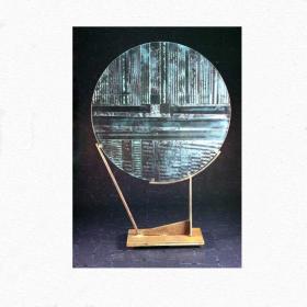  Angelo Rinaldi, Piccolo Gong, Astratto, scultura in cristrallo scolpito, diametro cm.50, con struttura in acciaio patinato, dimensioni totali, h. cm. 90  anno1996